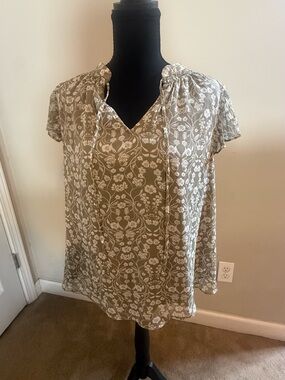 LC Lauren Conrad Olive Green Floral V-Neck Short Sleeve Blouse